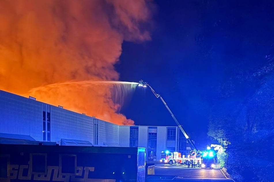 Die Feuerwehr kämpfte in der Nacht gegen die meterhohen Flammen an.