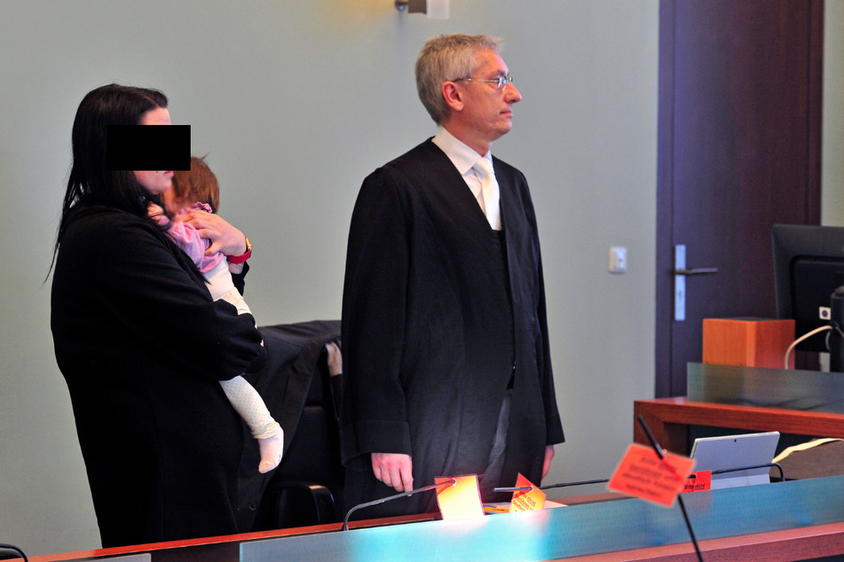 Carolin R. (33) mit ihrem Anwalt im Verhandlungssaal des Amtsgerichts Aue-Bad Schlema.