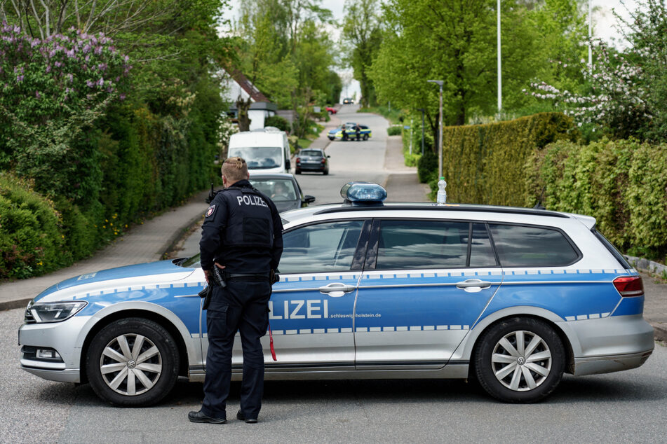 Die Polizei riegelt den Tatort in Dänischenhagen ab.