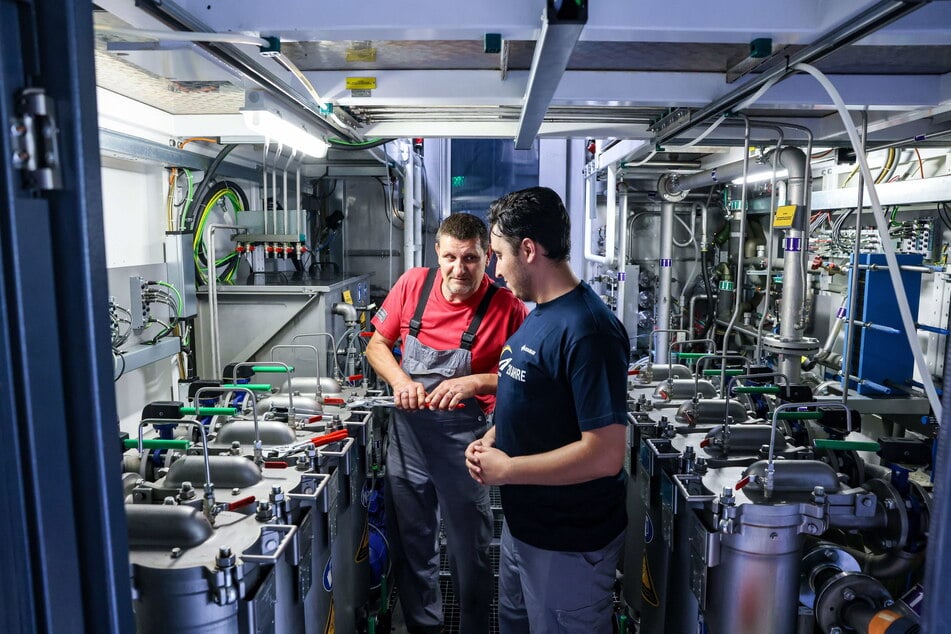 In Sachsen gehen mehr Fachkräfte in den Ruhestand, als junge Menschen ins Arbeitsleben starten. Fachleute aus dem Ausland sind deshalb gern gesehen wie hier Zakaria Raffali (r.), der bei der Linamar Antriebstechnik in Crimmitschau arbeitet.