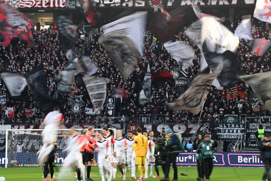 Vor allem die Ultras der SGE sahen Krösche aufgrund seiner Vergangenheit bei RB Leipzig kritisch.