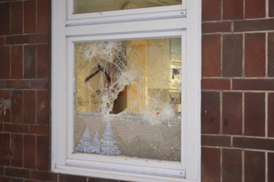 Die Fensterscheibe des Servicegebäudes am Flensburger Bahnhof warf der Einbrecher mit einem Stein ein.