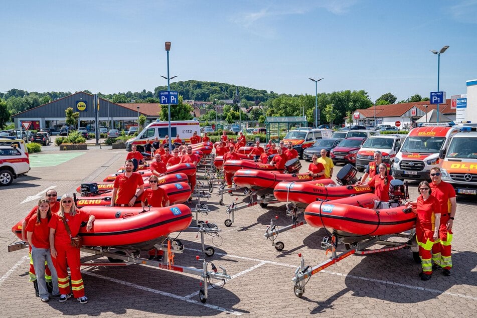 Insgesamt 30 Rettungsboote wurden vom Deutschen Paritätischen Wohlfahrtsverband an verschiedene DLRG-Standorte vergeben.