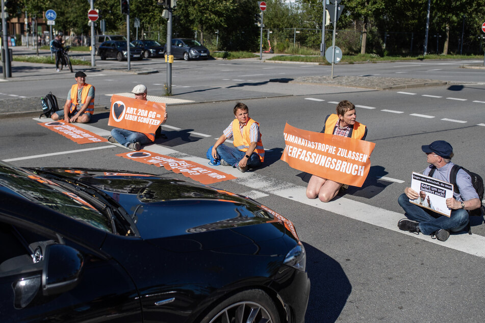 Aktivisten der "Letzten Generation" blockieren eine Straße in München.