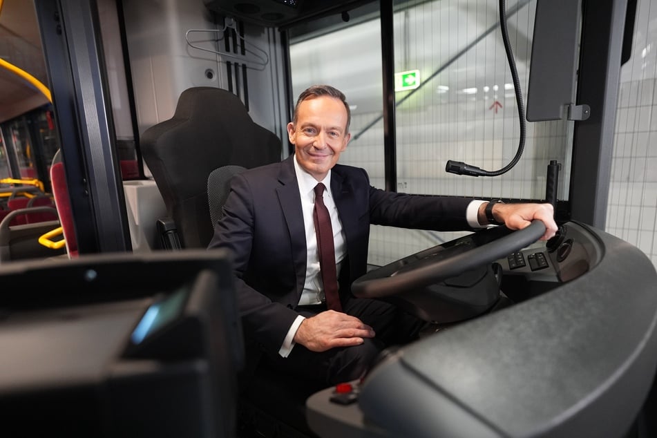 Volker Wissing (54, parteilos), Bundesminister für Digitales und Verkehr, sitzt am Steuer eines neuen E-Busses der VHH in der E-Bus-Werkstatt auf dem Betriebshof Hamburg-Bergedorf.