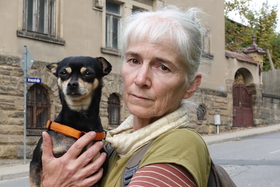Frieda (5) und Sabine Winkler (62) trauern um die beiden Hündchen.