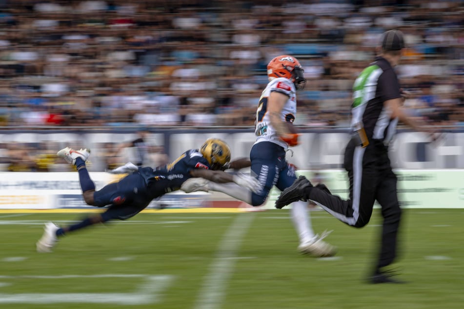 Die Hauptaufgabe von Devon Ferguson (l.): die gegnerische Offense stoppen.