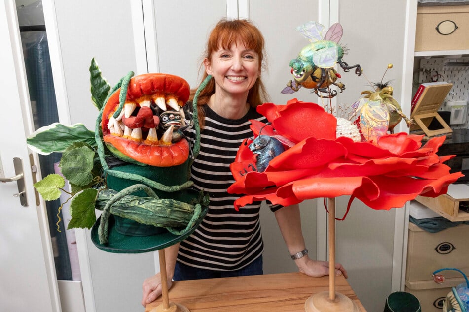 Katrin Michalicka zeigt ihre Vorjahreshüte mit den fetten Brummern noch einmal aus der Nähe.