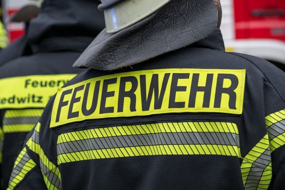 Die Feuerwehr bekämpfte die Flammen in der Betriebshalle. (Symbolfoto)