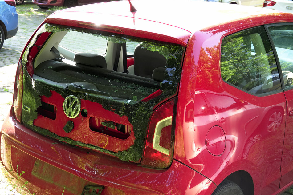 Das Heck des VWs wurde durch den Crash massiv beschädigt.
