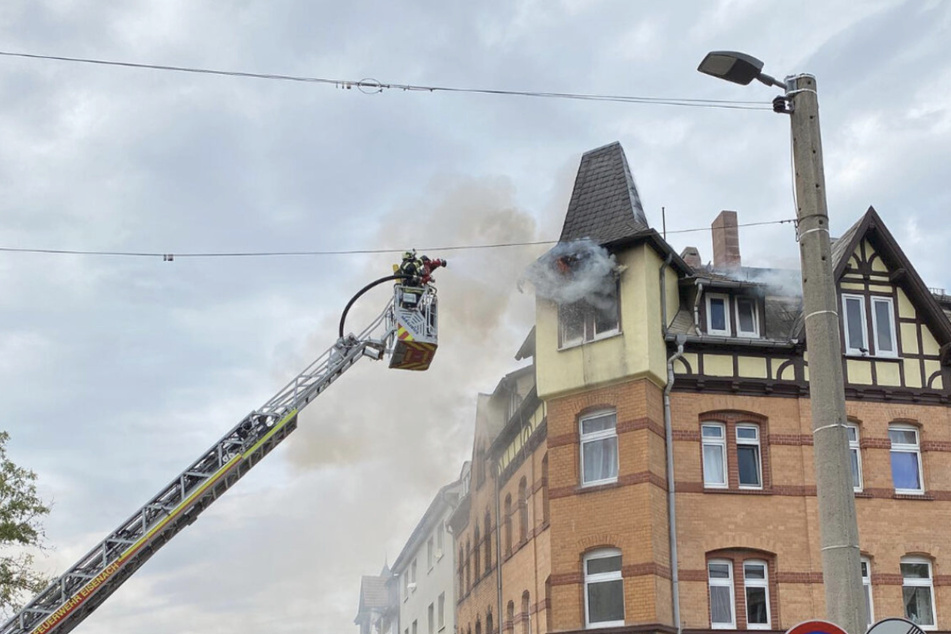 Feuerwehr stundenlang im Einsatz: Wohnung im 3.OG brennt