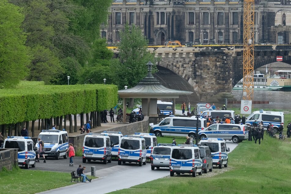 Großaufgebot: Mit vielen Einsatzkräften ist die Polizei auf dem Elberadweg präsent.