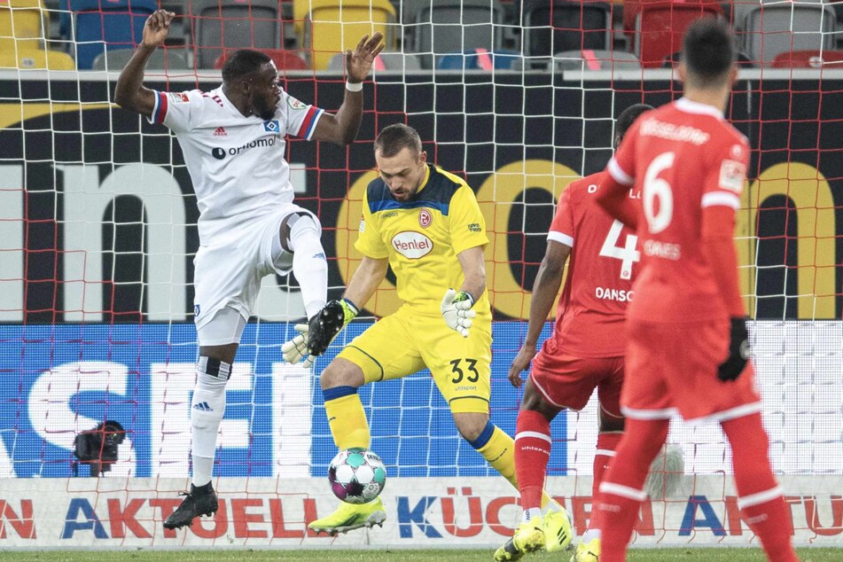 Damals noch im HSV-Trikot scheiterte Khaled Narey (links) aus kurzer Distanz an Düsseldorf-Keeper Florian Kastenmeier.
