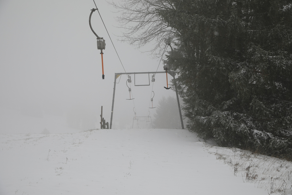 Die Skilifte in Winterberg stehen still, obwohl schon überall Schnee liegt.