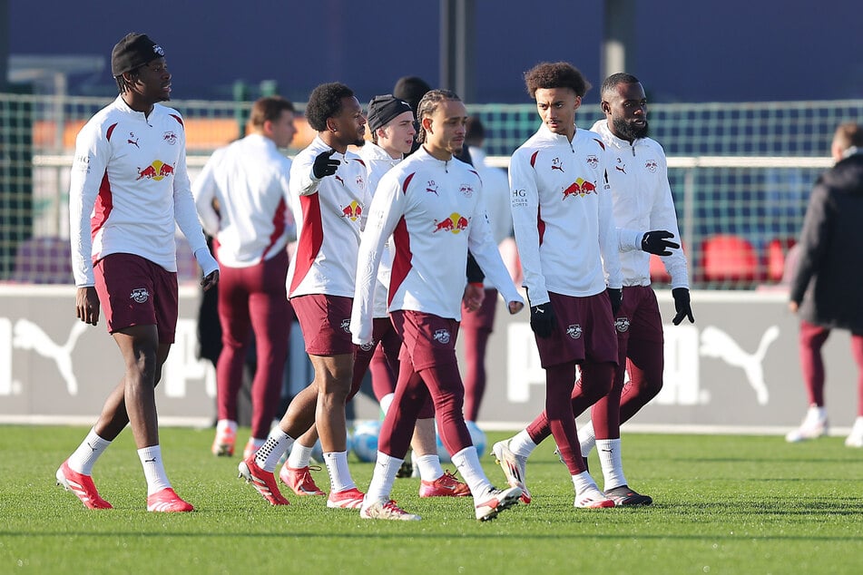 Tidiam Gomis (18, 2.v.r.) hat sich am Sprunggelenk verletzt.