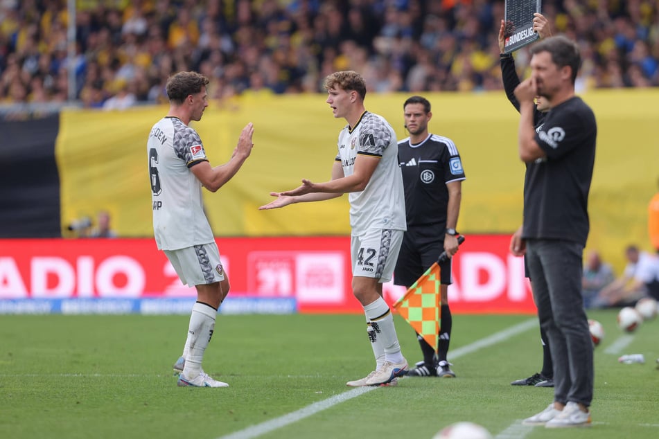 Dynamo-Trainer Thomas Stamm (r.) brachte Friedrich Müller (20) für Nicolai Rapp (29, l.) auf die Sechserposition. Auch da lieferte der Youngster.