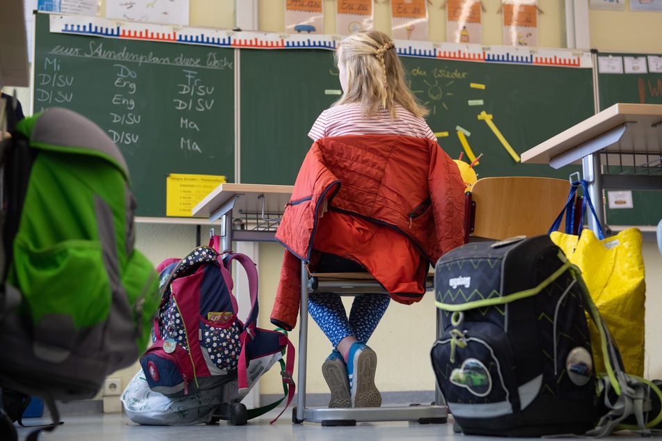 Eine Schülerin sitzt im Unterricht auf ihrem Platz. (Symbolfoto)
