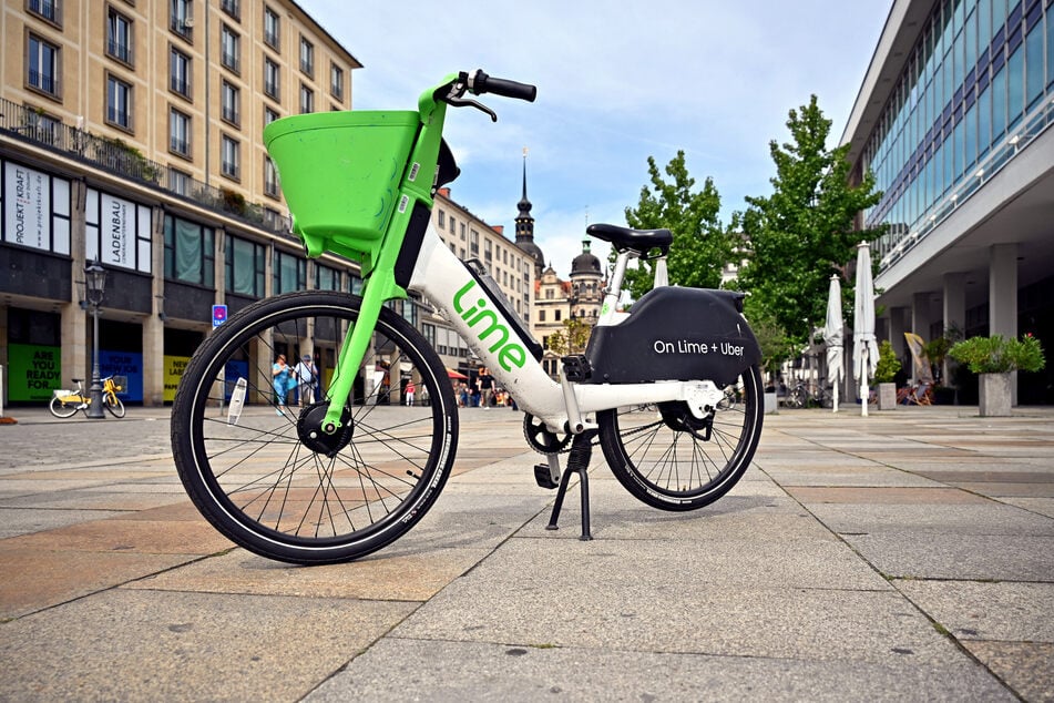 Einige E-Bikes der Marke Lime sind schon auf Dresdens Straßen unterwegs, doch Rathaus-Anforderungen bremsen die sofortige Inbetriebnahme der anderen Marken aus.