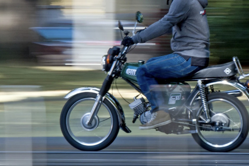 Weshalb der 16-Jährige auf das vor ihm fahrende Moped auffuhr, soll nun geklärt werden. (Symbolfoto)