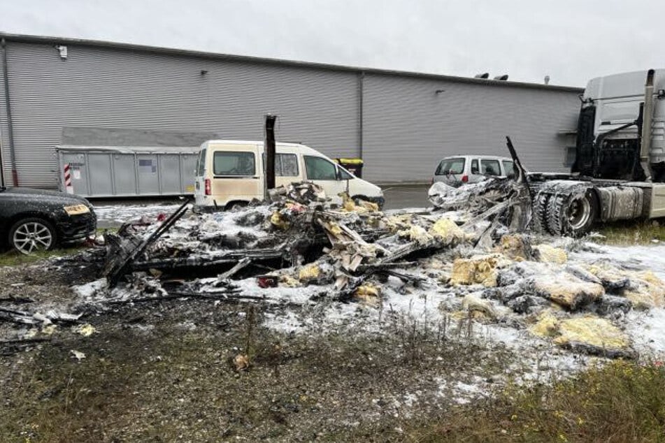 Von dem Wohnwagen blieb nach dem ausgebrochenen Feuer nichts mehr übrig.