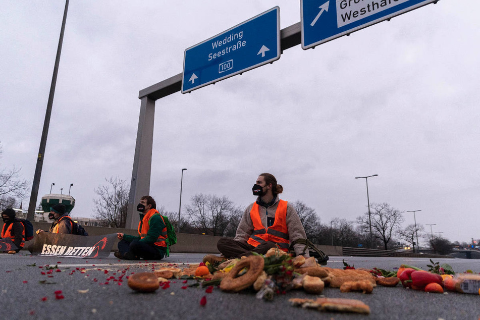 Immer wieder blockieren Aktivisten der "Letzten Generation" die Stadtautobahn A100 in Berlin. Am vergangenen Montag ist bei einer solchen Aktion ein lebensrettender Feuerwehreinsatz behindert worden. (Archivfoto)