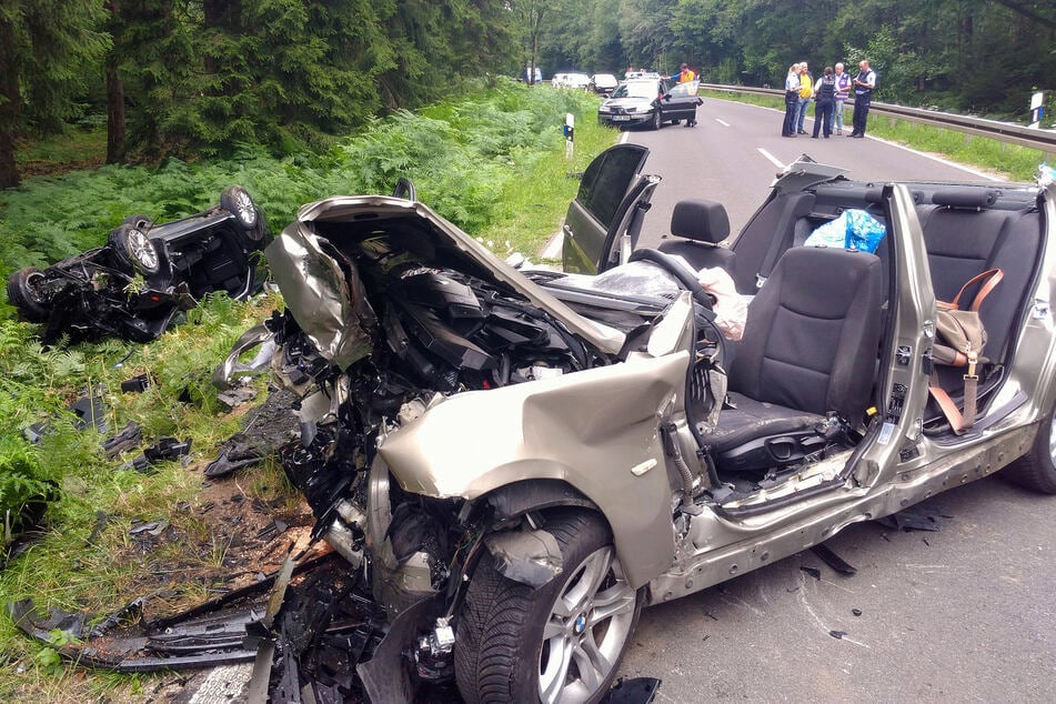 Bei dem Unfall in der Eifel waren die beteiligten Autos vollkommen zerstört worden.