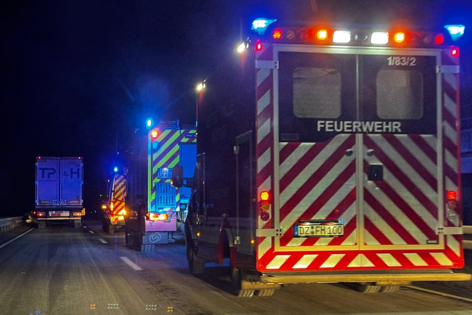 Polizei und Feuerwehr versammelten sich am Mittwochabend an der Bahnstrecke bei Schkeuditz.