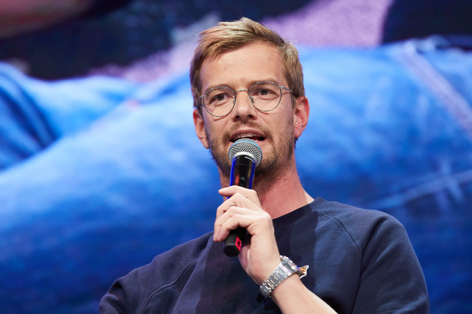 Joko Winterscheidt ruft seine Fans auf, Zuhause zu bleiben.
