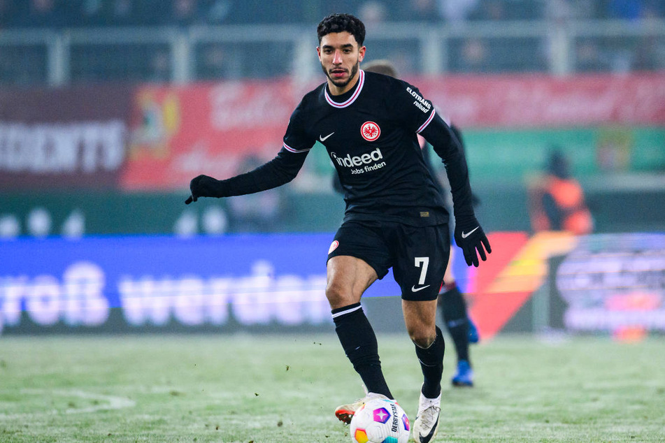 Eintracht Frankfurts in dieser Saison bislang bester Torschütze Omar Marmoush (24) fällt wegen einer Erkältung für das Spiel beim FC Aberdeen aus.