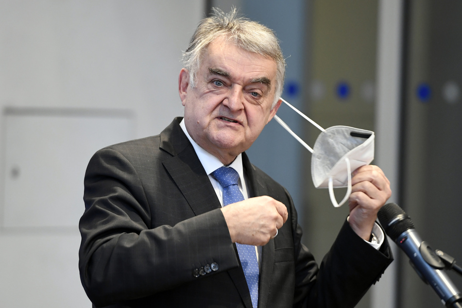 NRW-Innenminister Herbert Reul (69, CDU) freute sich über die Zerschlagung des kriminellen Netzwerks.