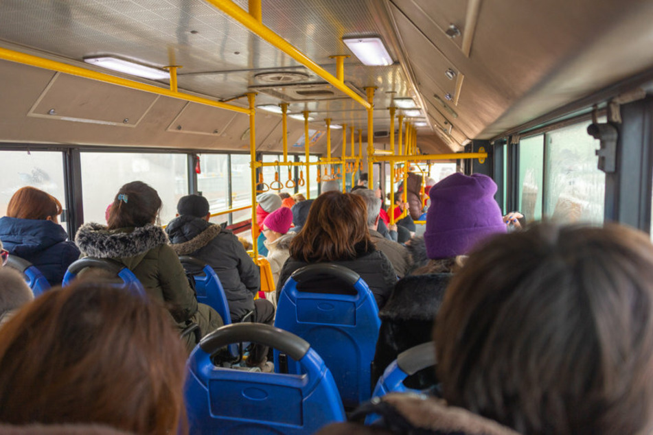 In einem Bus ist ein Fahrgast auf den Fahrer und eine weitere unbeteiligte Person losgegangen. Der Täter wird gesucht. (Symbolfoto)