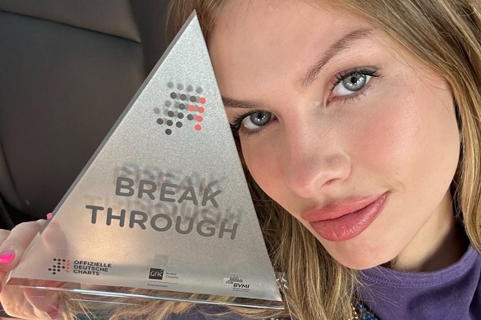 Zsá Zsá (29) nimmt den Award stolz mit nach Hause.