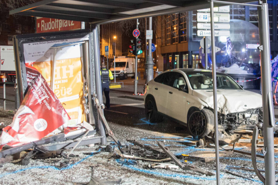 612-PS-Benz rast in Haltestelle und trifft Mensch: So lief der Unfall ab