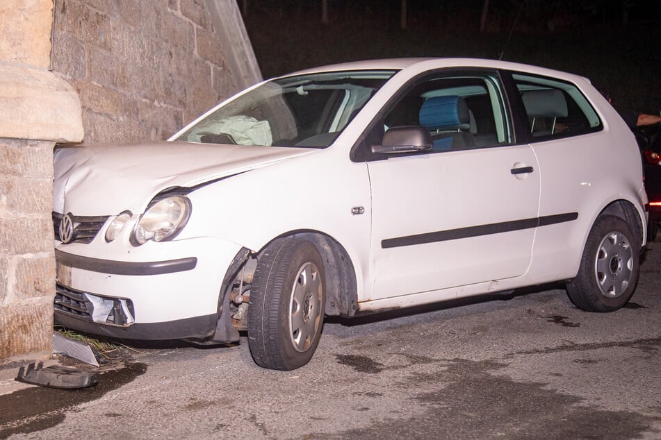 Aus bisher unbekannten Gründen fuhr eine Frau mit ihrem VW Polo gegen eine Bahnbrücke.