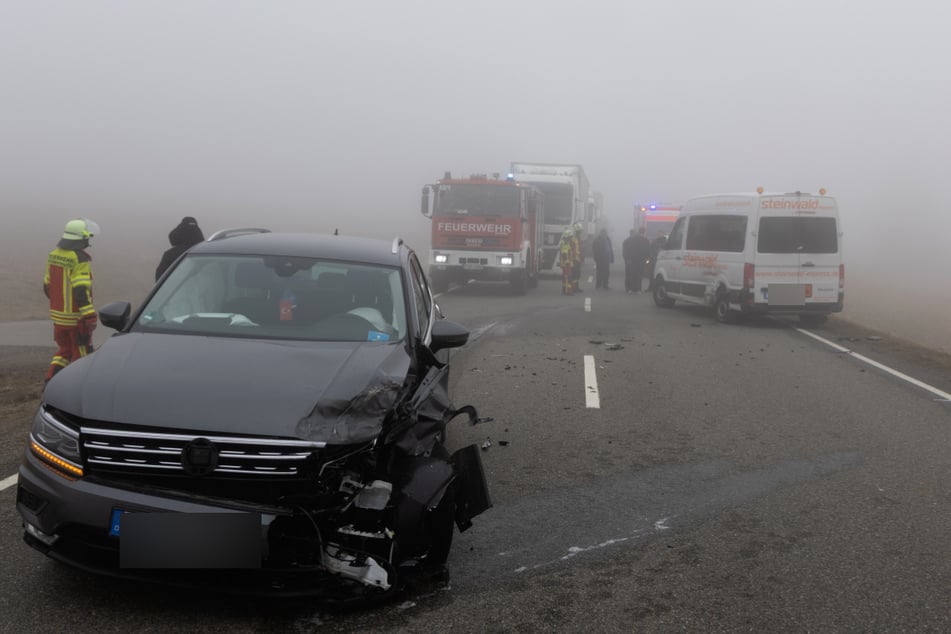 Dichter Nebel führt in der Oberpfalz zu einem Zusammenstoß zwischen einem Kleinbus und einem Auto.