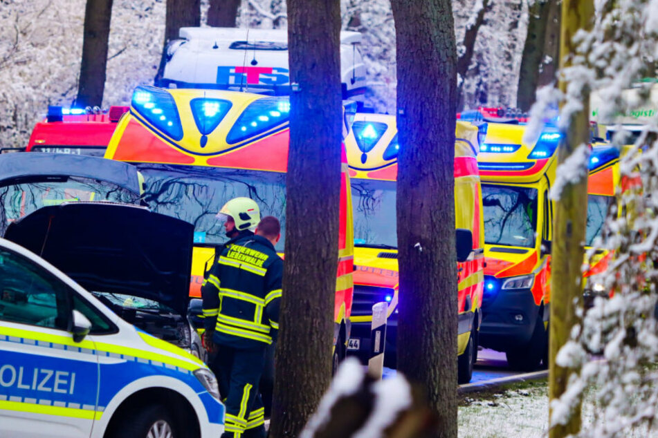 Einsatzkräfte von Polizei und Feuerwehr sind vor Ort.