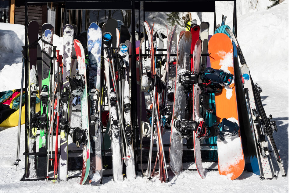 Skier nicht paarweise, sondern einzeln abstellen, empfiehlt das LKA. Snowboards sollten angeschlossen sein.