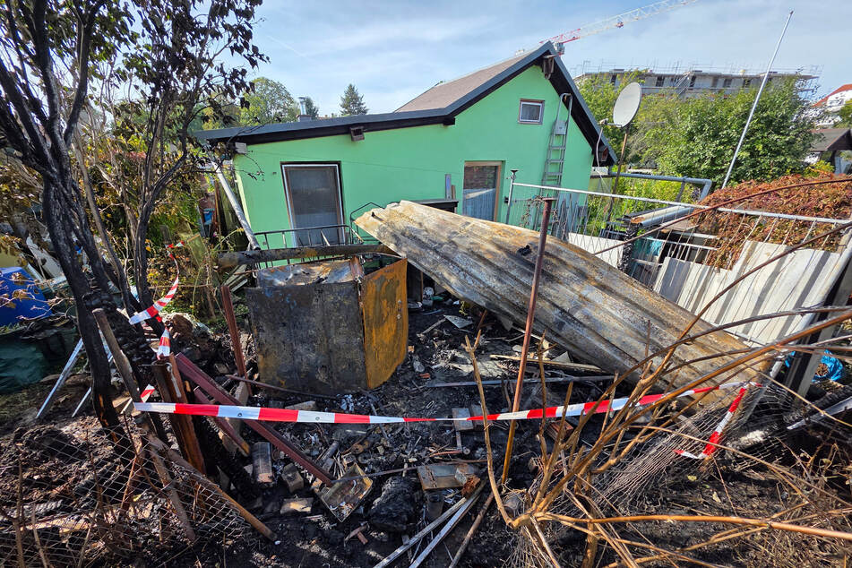 Ende September fackelte auf dem 12.000 Quadratmeter großen Areal des Pieschener Kleingärtnervereins "Am Anton-Günther Park" ein Holzverschlag ab. Das dazugehörige Gartenhaus blieb verschont.