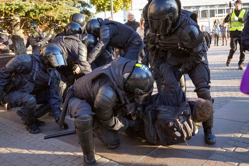 Russische Polizisten halten Demonstranten fest, die gegen die von Kremlchef Putin angeordnete Teilmobilmachung in Russland für den Krieg in der Ukraine protestieren.