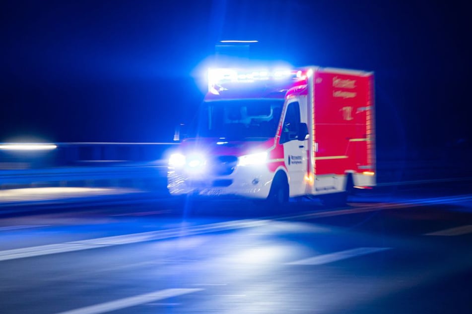 Der Rettungsdienst versorgte den Schwerstverletzten und brachte ihn in ein Krankenhaus. (Symbolbild)