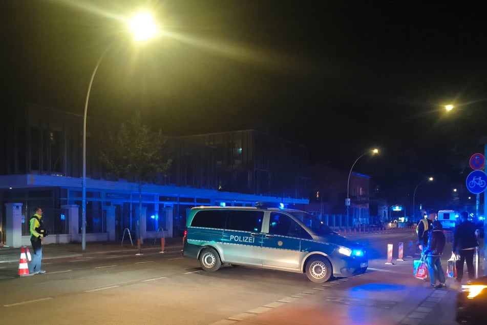 Die Polizei sperrte den Straßenabschnitt zwischen den U-Bahn-Eingängen ab.