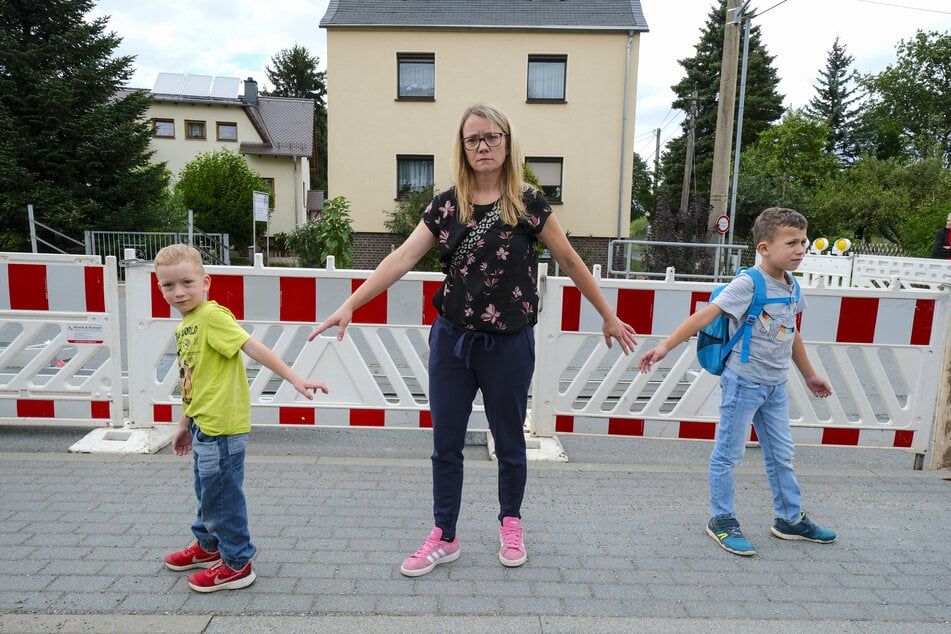 Lenny (9, r.) muss morgens zur Grundschule, Laurin (5) in die Kita - beide liegen auf unterschiedlichen Seiten der Baustelle. Die Umwege werden für Mama Manja (42) zur täglichen Zerreißprobe.