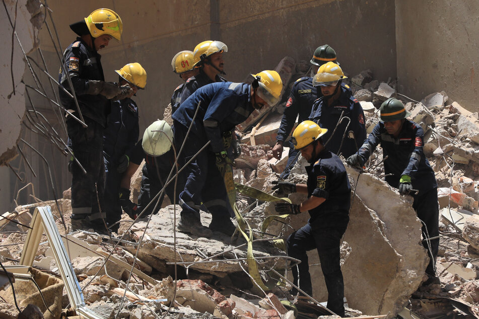 In den Trümmern suchen die Hilfskräfte nach Opfern wie Überlebenden.