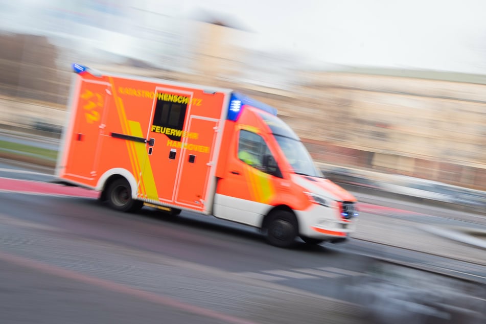 Ein Radfahrer hat Rettungskräfte bei einem Einsatz im Märkischen Viertel in Berlin-Reinickendorf behindert. (Symbolbild)