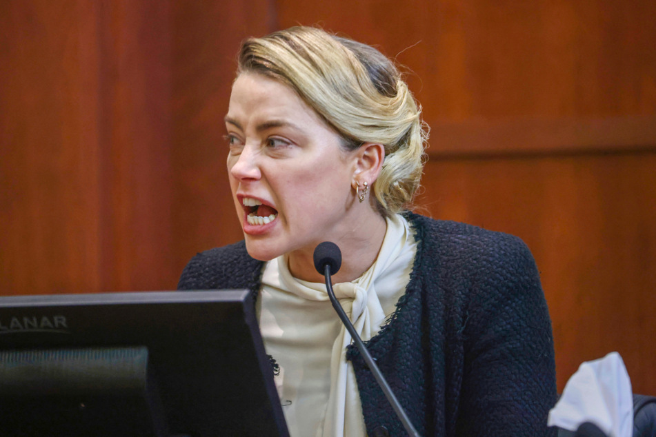 Amber Heard sagt im Gerichtssaal des Fairfax County Circuit Court in Fairfax, Virginia, aus.
