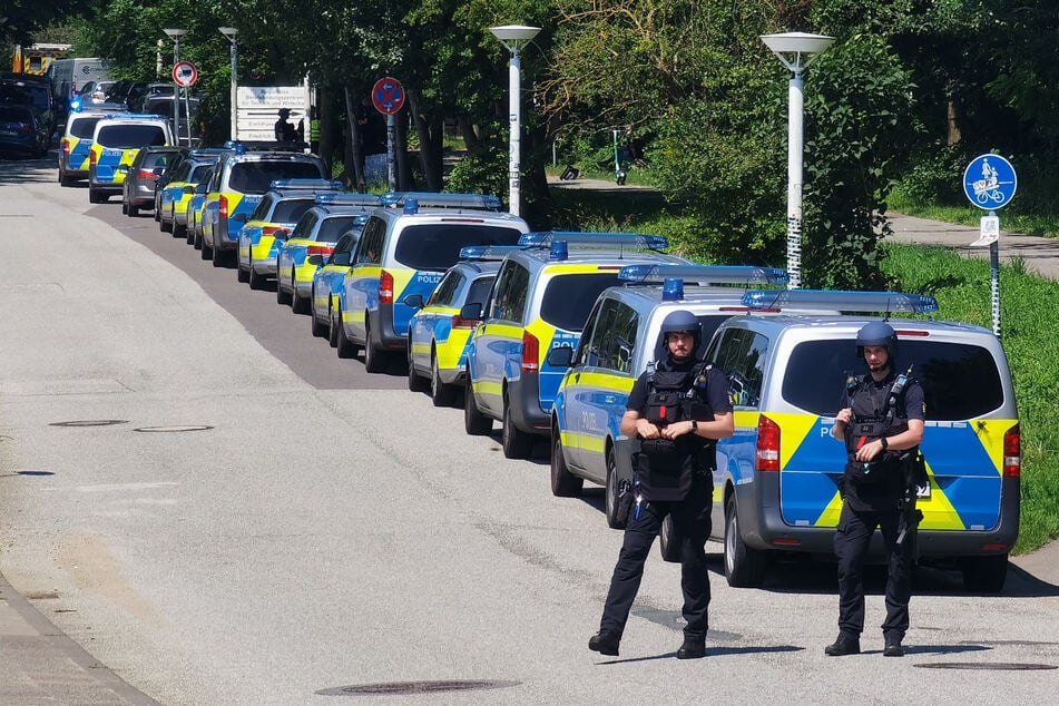 Zahlreiche Polizisten sind im Lübeck an einer Schule im Einsatz.