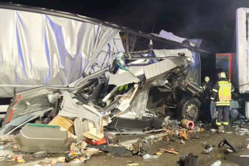 Unfall A5: Heftiger Laster-Unfall auf der Autobahn: Verursacher aus Führerhaus geschleudert