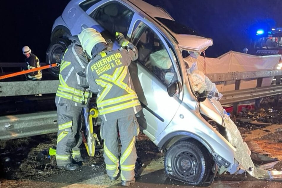 Zwei Autos waren frontal kollidierte, nachdem eine Frau (†55) als Geisterfahrerin auf der Autobahn unterwegs war.