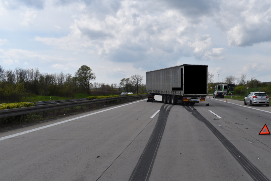 Durch den Reifenplatzer kam es zu Unfällen mit insgesamt vier beteiligten Fahrzeugen.