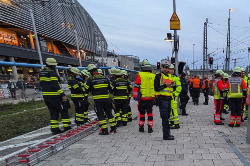 Einsatzkräfte stehen an der S-Bahn-Haltestelle "Hackerbrücke".